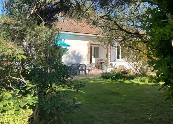 Grande maison avec superbe jardin proche de la mer