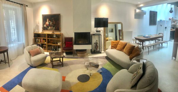 La maison se trouve au coeur de Puces de Paris -St-Ouen, plus grand marché d'antiquité du monde.