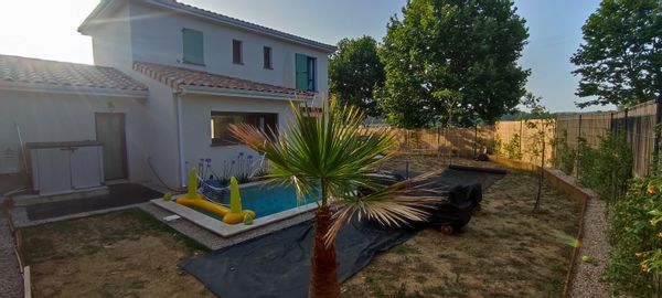 Maison moderne avec piscine et vue sur l'Hortus.