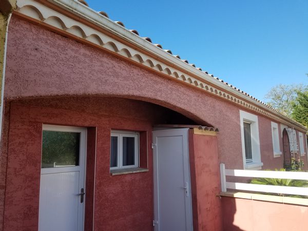 Apparemment au calme dans village proche de la mer méditerranée