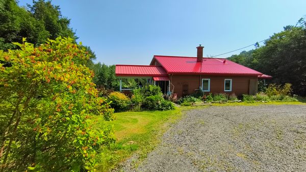 Maison en secteur boisée près du fleuve Saint-Laurent