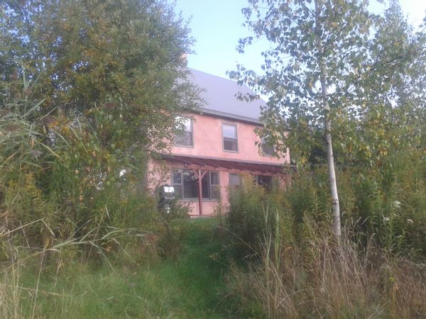 La maison de Patricia: Construite en ballot de paille en 2008, confortable, spacieuse, fraiche en été chaleureuse en hiver avec foyer de masse. Entourée d'un terrain arboré en évolution, grande intimité. 5 min à pied de rivière Massawippi pour se baigner ou partir en kayak, piste cyclable et sentiers de marche en été, sky de fond et raquette en hiver. 6 min en voiture du village de North Hatley avec le magnifique lac Massawippi.