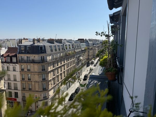 Appartement sous les toits, au coeur de Paris.