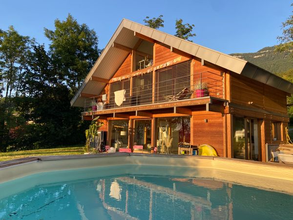 Bienvenue dans notre lumineuse maison ossature bois à 20 km d'Annecy et de son lac