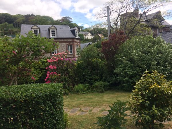 La maison de Laurence est chaleureuse, accueillante et facile à vivre car elle est simple mais possède tout les conforts et les équipements. elle est située dans un petit village ravissant à 200 m de la mer. au calme. la plage est de galets comme souvent en Normandie. Le jardin permet d'être au calme absolu au pieds des falaises et de la foret. c'est un petit paradis. La plage est peu fréquentée. il y a un petit food truck qui permet de déguster des huitres en buvant un verre de vin blanc. C'est un lieu idéal, familial qui permet de partir pour de longues randonnées sur les falaises et dans la foret. Un village est accessible à pieds pour les achats quotidiens à 1km500.  C'est un lieu préservé du tourisme de masse qui permet éventuellement de visiter la Normandie. Étretat est à 30 kms.