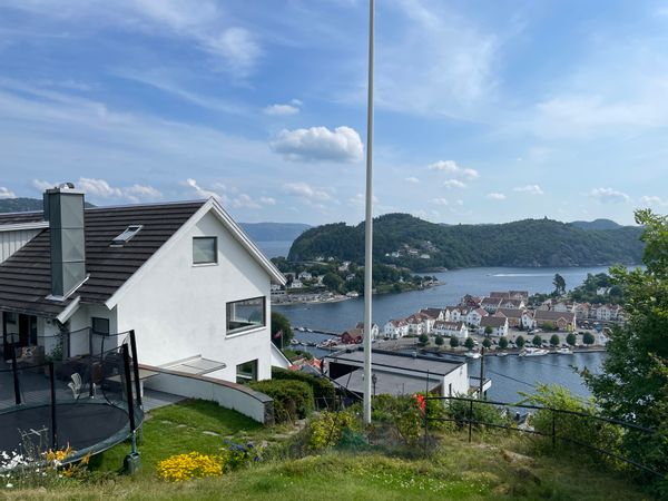 Spacious house with amazing view. Familyfriendly with a spacious garden. Berries in the garden.