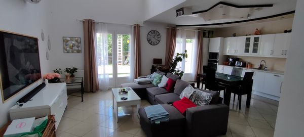 MAISON AVEC JOLIE FIGUIER