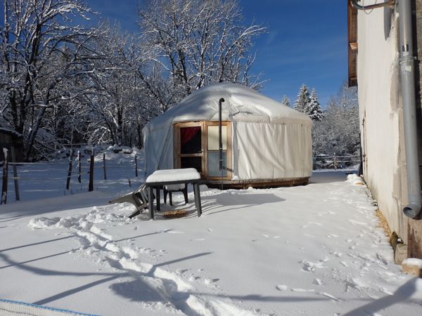 Grande yourte au pied de massifs forestiers, en Ferme équestre