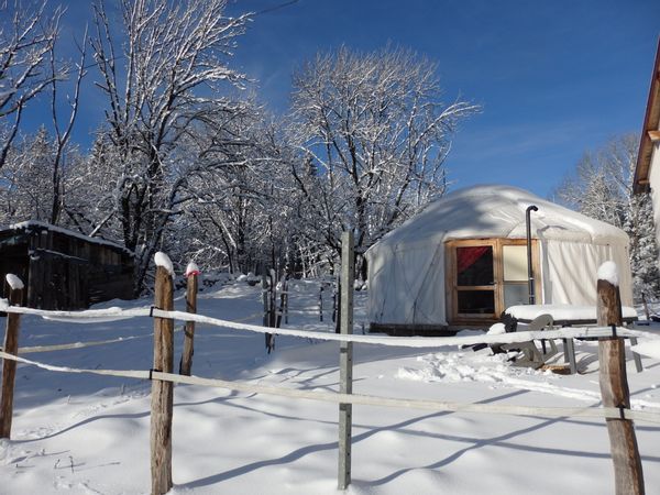 Grande yourte confortable dans ferme équestre