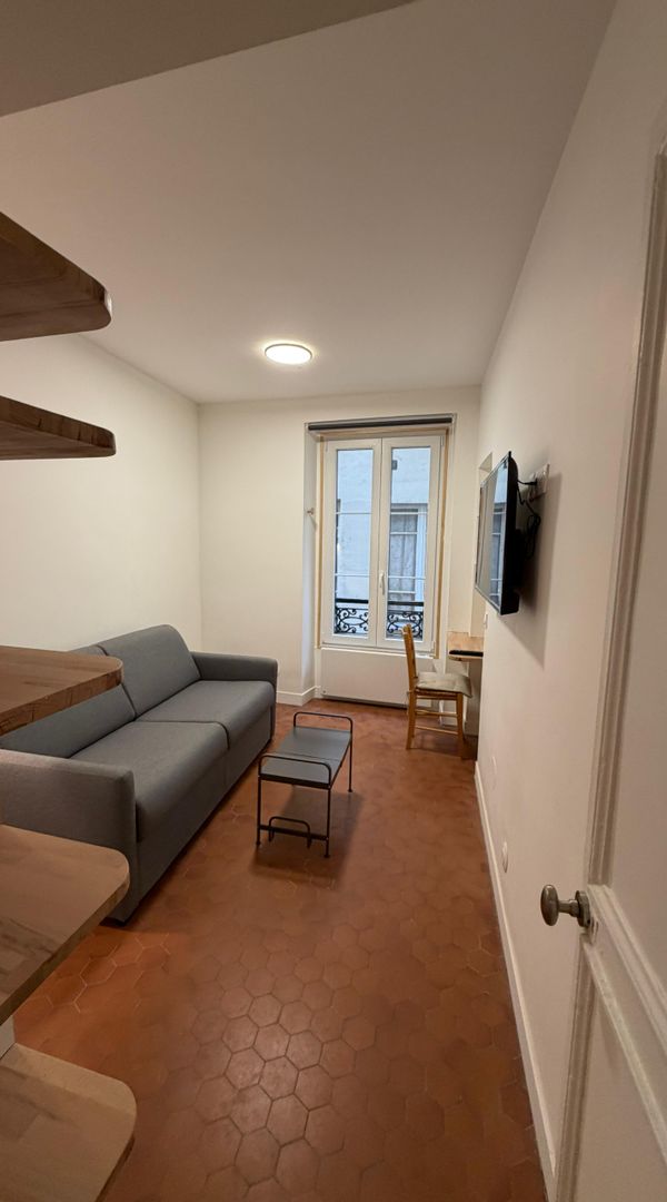 Studette Paris Saint Martin