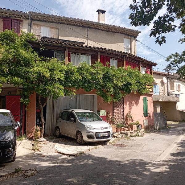 La maison de Virginie
Vieille maison rustique en pierre qui était déjà là au XIII ème siècle.