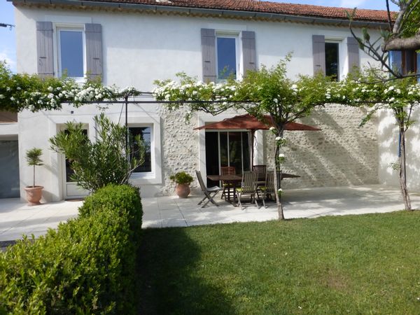 Beau mas provençal dans vignoble