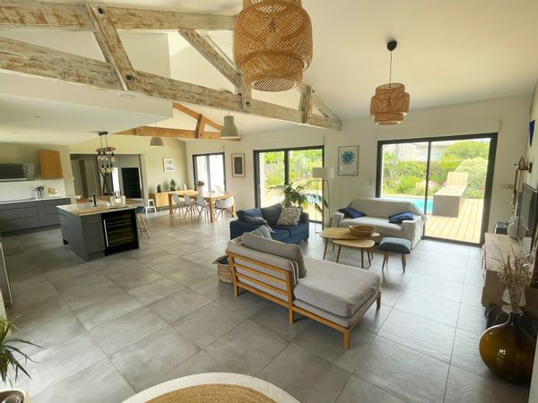 Maison tout confort avec piscine entre ville et océan