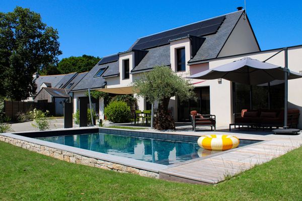 Maison au cœur d un hameau au calme avec piscine à 5 minutes des plages
