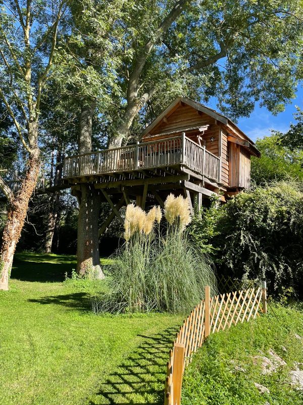 Cabane perchée  insolite 2 à 4 personnes luxe tout confort avec jacuzzi privatif