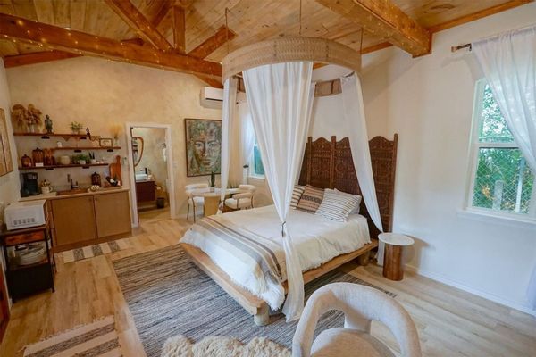 Florida Romantic Bungalow walk to everything near Orlando