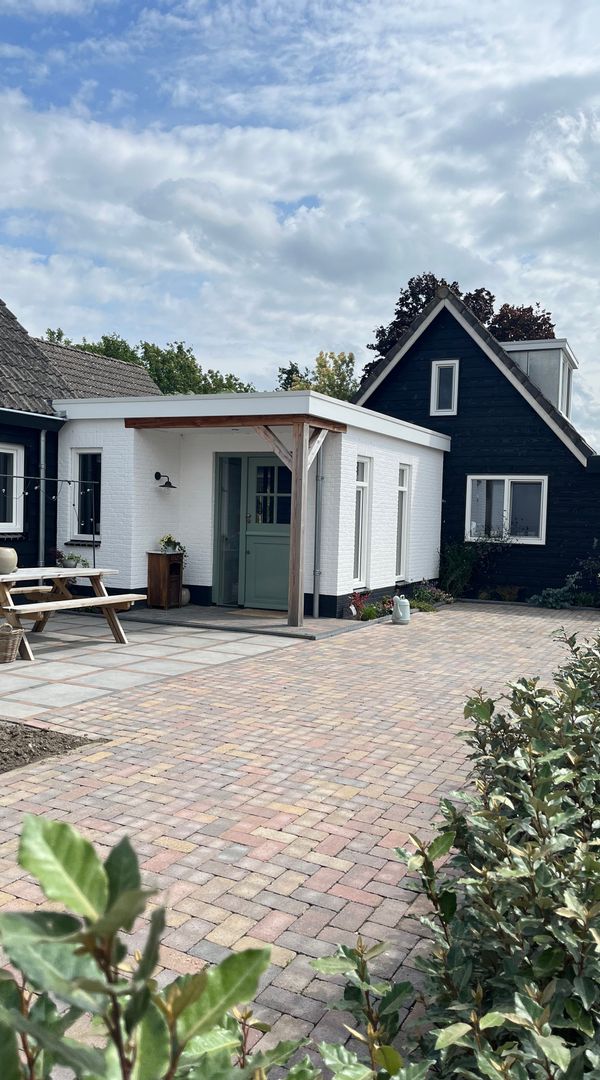 Large home in the country, close to National Park Biesbosch and easy acces to tourist-sites.