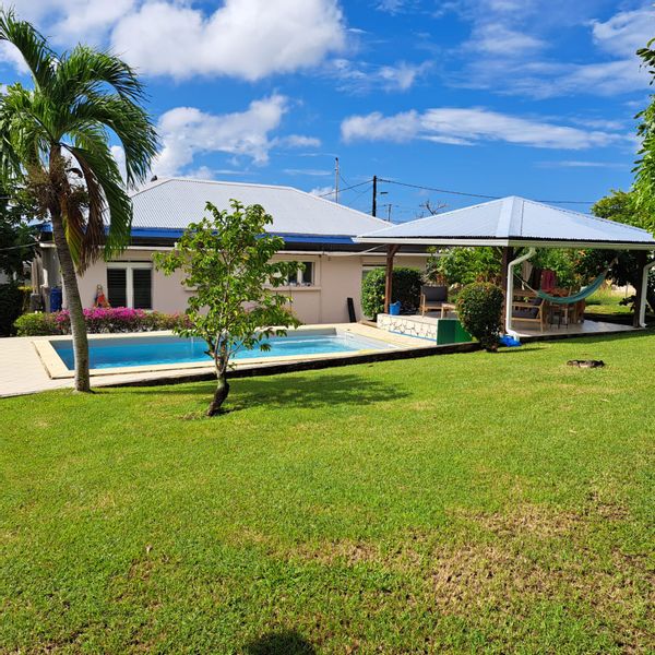 Petite maison avec piscine privée à Schoelcher - 5 min des plages en voiture