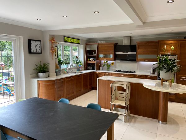 Spacious 5 bed family home in leafy Surrey close to Windsor and London. Perfect for young children.