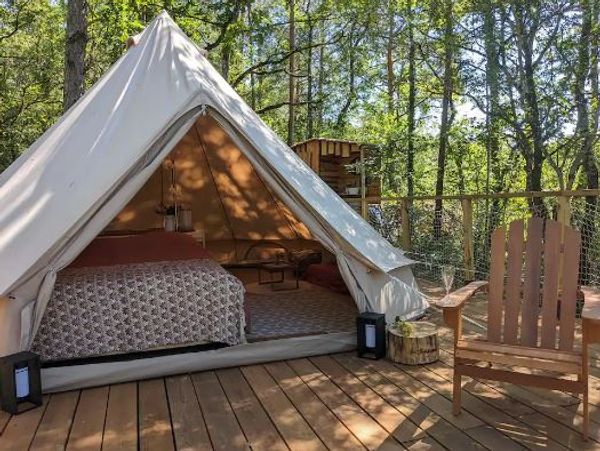 Un tipi dans les bois.