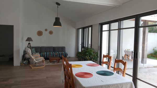 Chouette maison lumineuse, sans vis à vis idéale pour petite famille. A quelques minutes de la plage