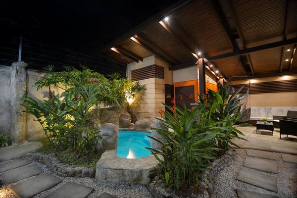 Gorgeous home with pool, private parking 5min from Downtown La Fortuna