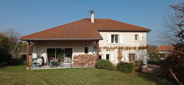 Grande maison dans village viticole entre Clermont-Ferrand et Lyon/House in a wine-producin village