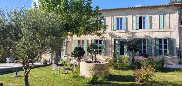 Maison de charme  au calme avec grande terrasse et piscine chauffée en été.
