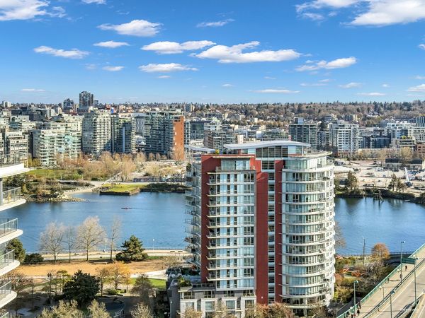 Downtown VANCOUVER,  Ocean view, seawall, fine dining & transit, free parking, GYM , sauna, hot tub