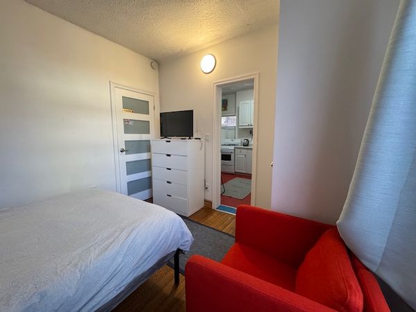 Cozy, self-contained garden suite in Toronto’s best neighborhood the Annex.