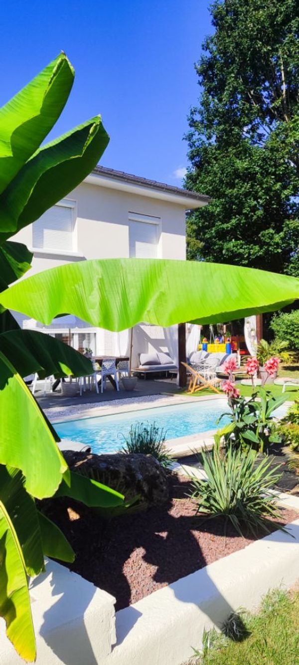 Grande maison individuelle avec espace piscine et jolie jardin