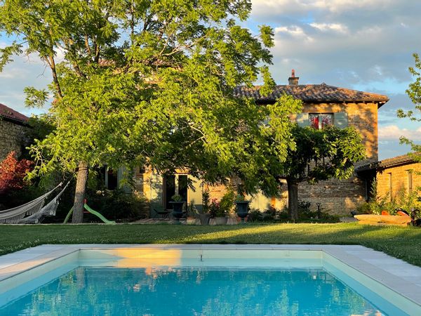 Beaujolais, pays des vignes et des pierres dorées.