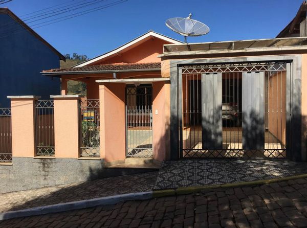 Casa linda em Gonçalves, com vista para montanha, em ótima localização!