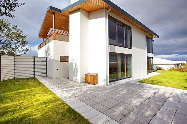 Spacious Lake and Mountain view home