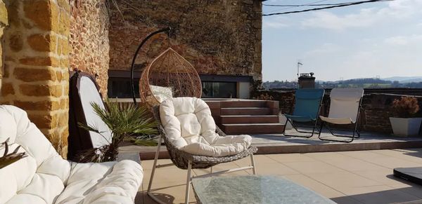 Grande maison coeur de village - Beaujolais Pierres Dorées. Terrasses et Jacuzzi en prime !