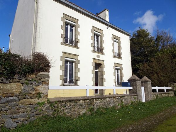 Grande maison près de la côte sauvage