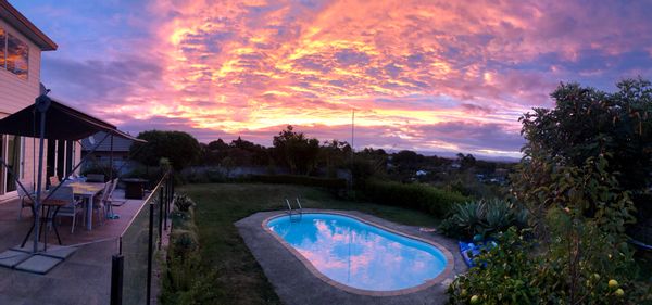 Sweeping Hawkes’s Bay views. Quiet neighbourhood, next to nature reserve. Pool, BBQ &in-outdoor flow