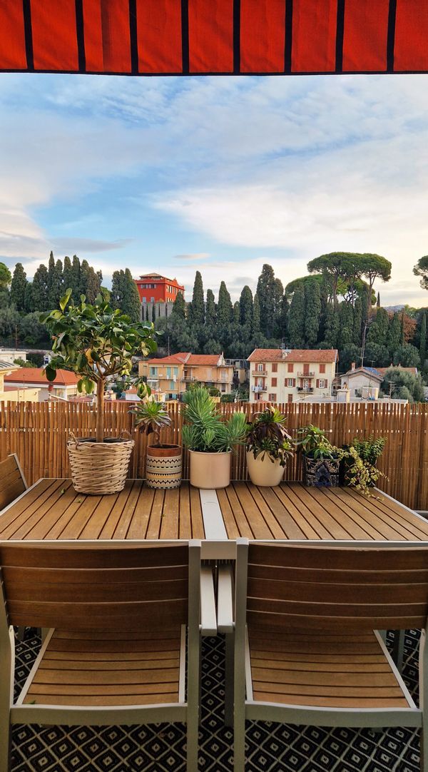 Appartement rénové climatisé & vue dégagée sur la Villa Arson. Stunning renovated AC & Open View.