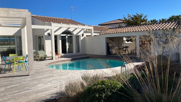 Villa au soleil sur les bords de l'étang de Thau