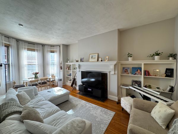 Brownstone 1 Bed 1 Bath off of Newbury in the heart of Boston! Near Charles River Esplanade