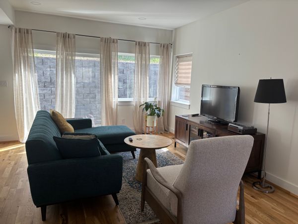 Contemporary house, near historic sites, in trendy Belmont (Charlottesville city) neighborhood