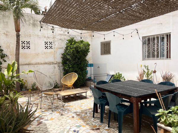 Maison amitié et jolie cour arborée