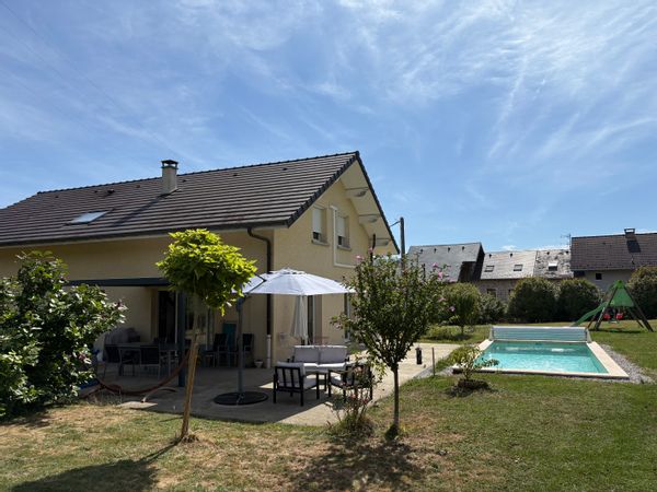 Maison à 3 km du centre de Chambéry, ouest, sur les hauteurs, en bordure de champs.