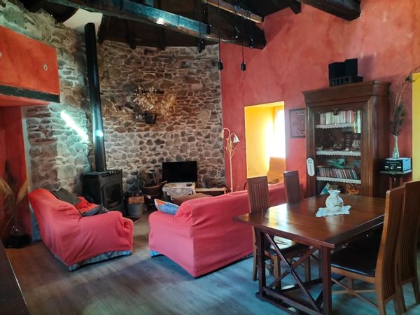 Ancien moulin en pierres dans un village cévenol médiéval