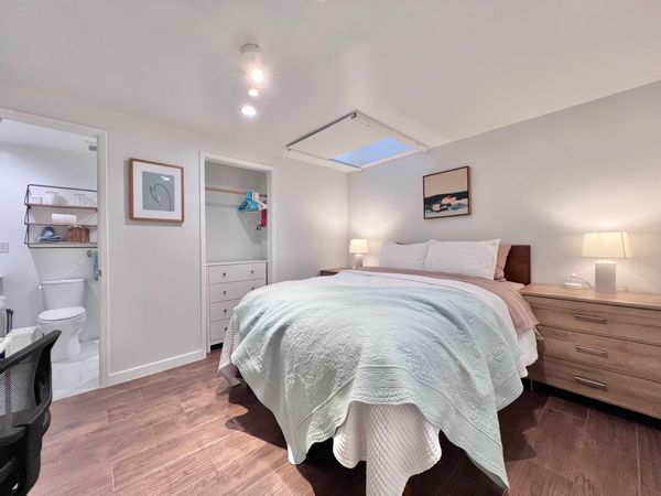 Cozy private guest studio in our family home (queen bed with private en-suite bath)