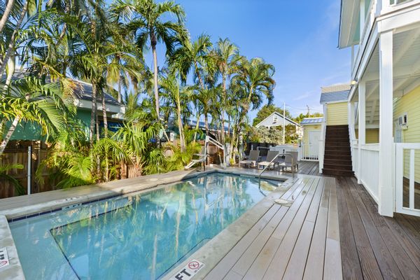 Cozy studio in a vacation apartment complex,  just steps away from Duval St . 2 persons maximum.
