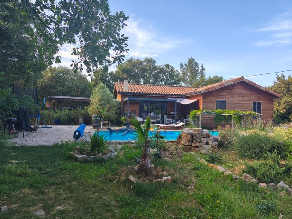 Bienvenue dans nôtre chaleureuse maison en ossature bois au coeur de la Provence Verte.