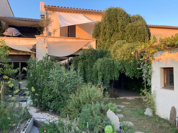 Maison tout confort , à 700 m à pied de la cité romaine et 26 km du Ventoux