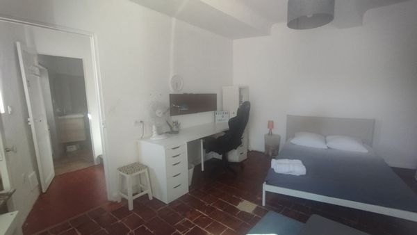 Une chambre dans une maison de village