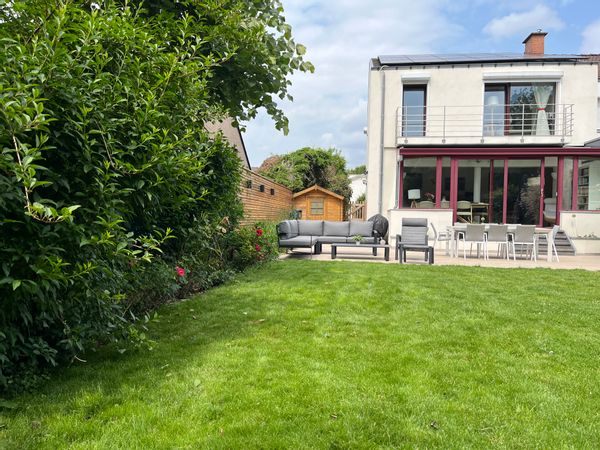 Bienvenue dans la campagne Bruxelloise, maison lumineuse rénovée avec jardin, chez Estelle & Edouard